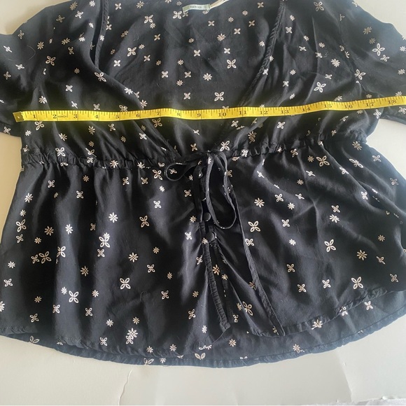 Kimchi Blue Black White Floral Flutter Sleeve Top Small - Picture 9 of 11